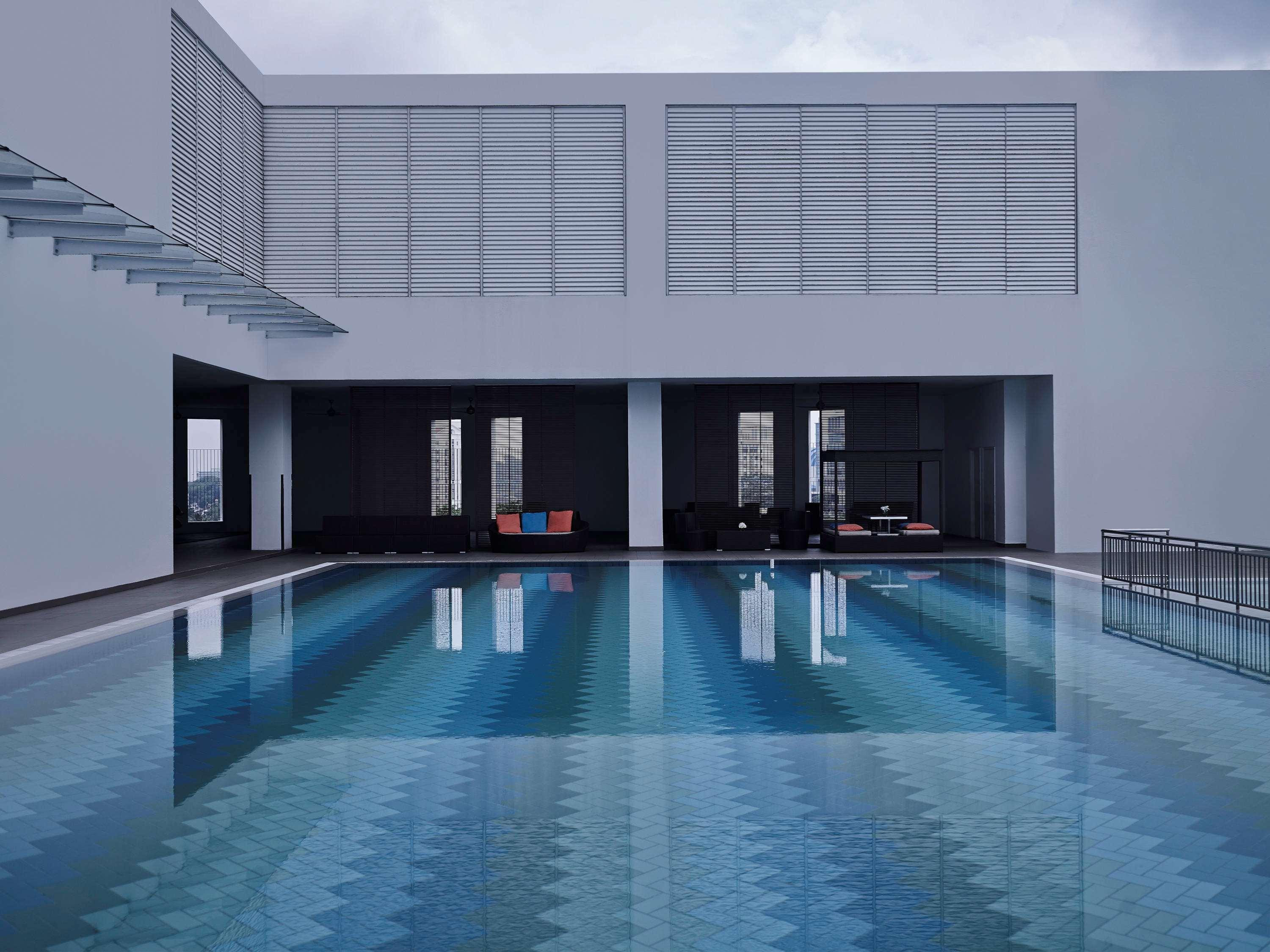 Pullman Kuching Hotel Exterior foto The swimming pool
