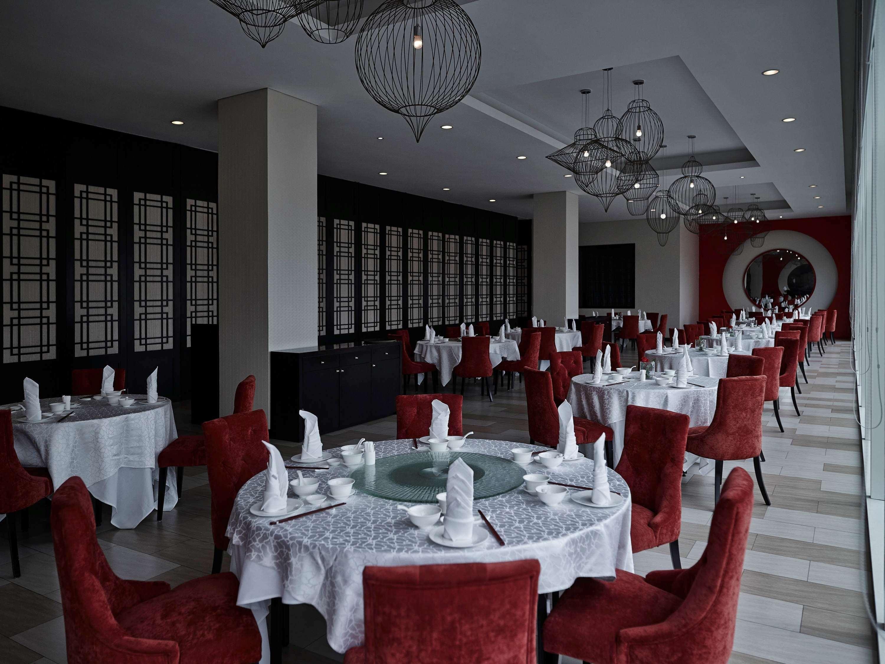 Pullman Kuching Hotel Exterior foto Interior of the restaurant