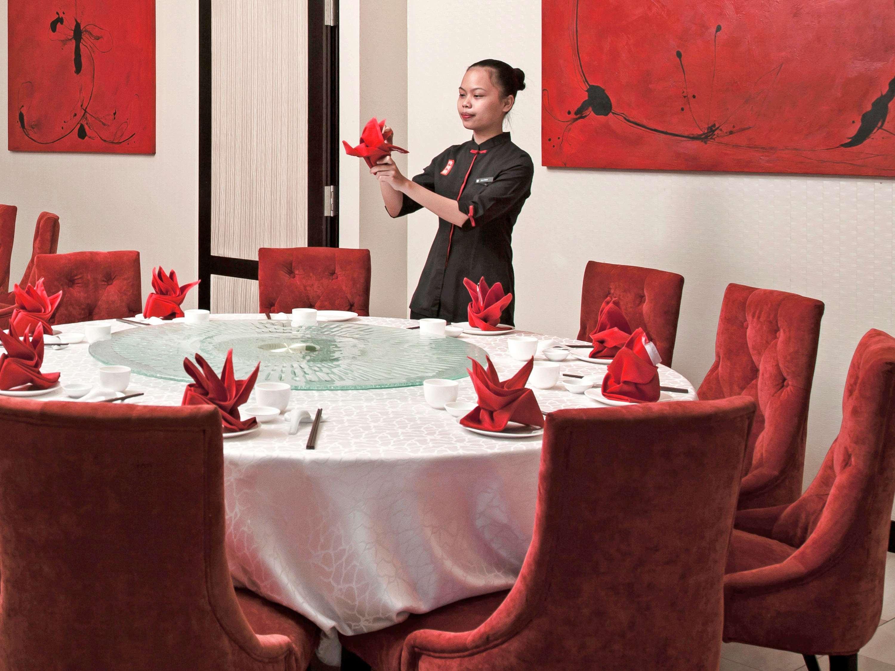 Pullman Kuching Hotel Exterior foto A restaurant in Hanoi