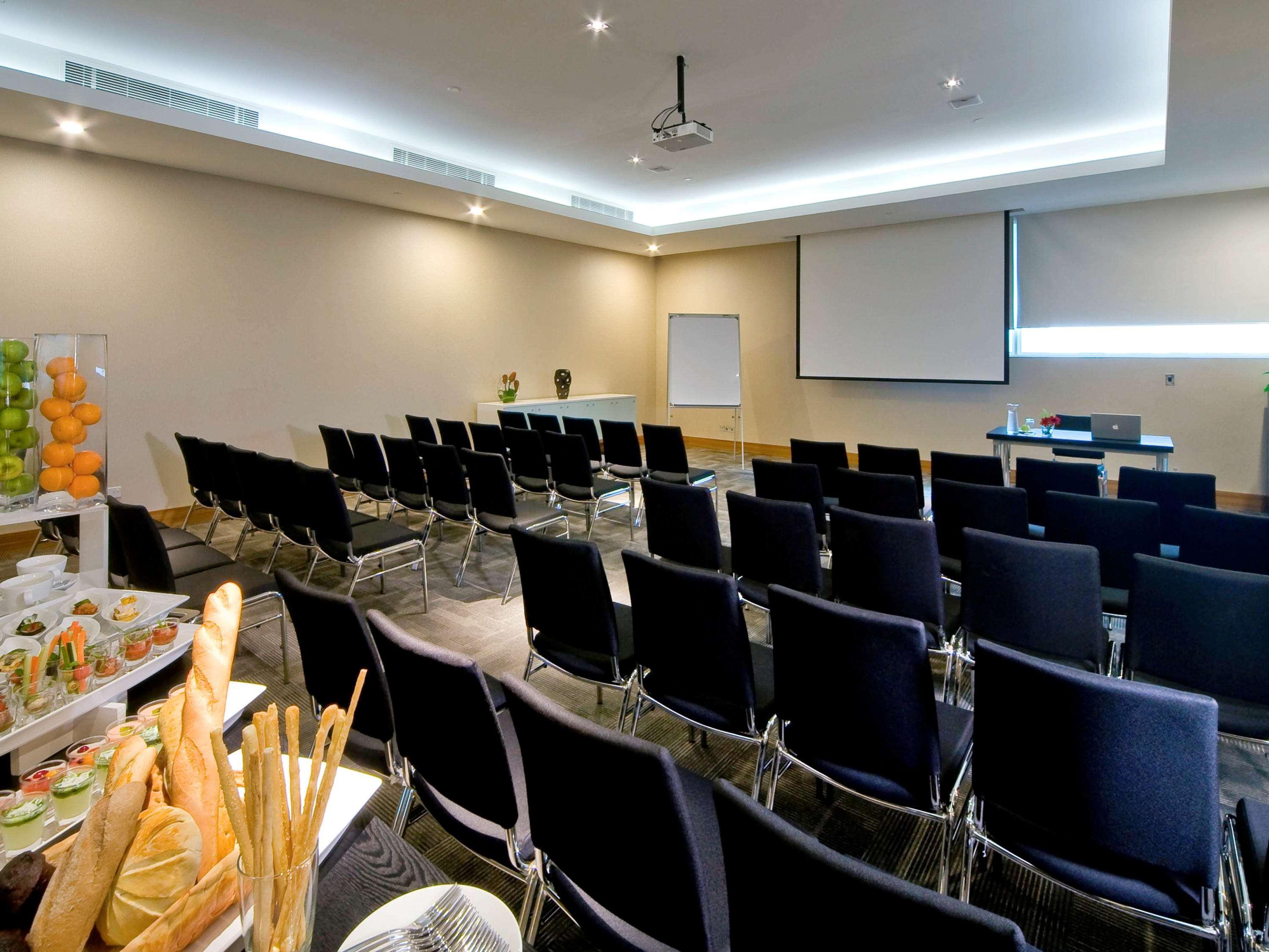 Pullman Kuching Hotel Instalações foto The hotel's meeting room