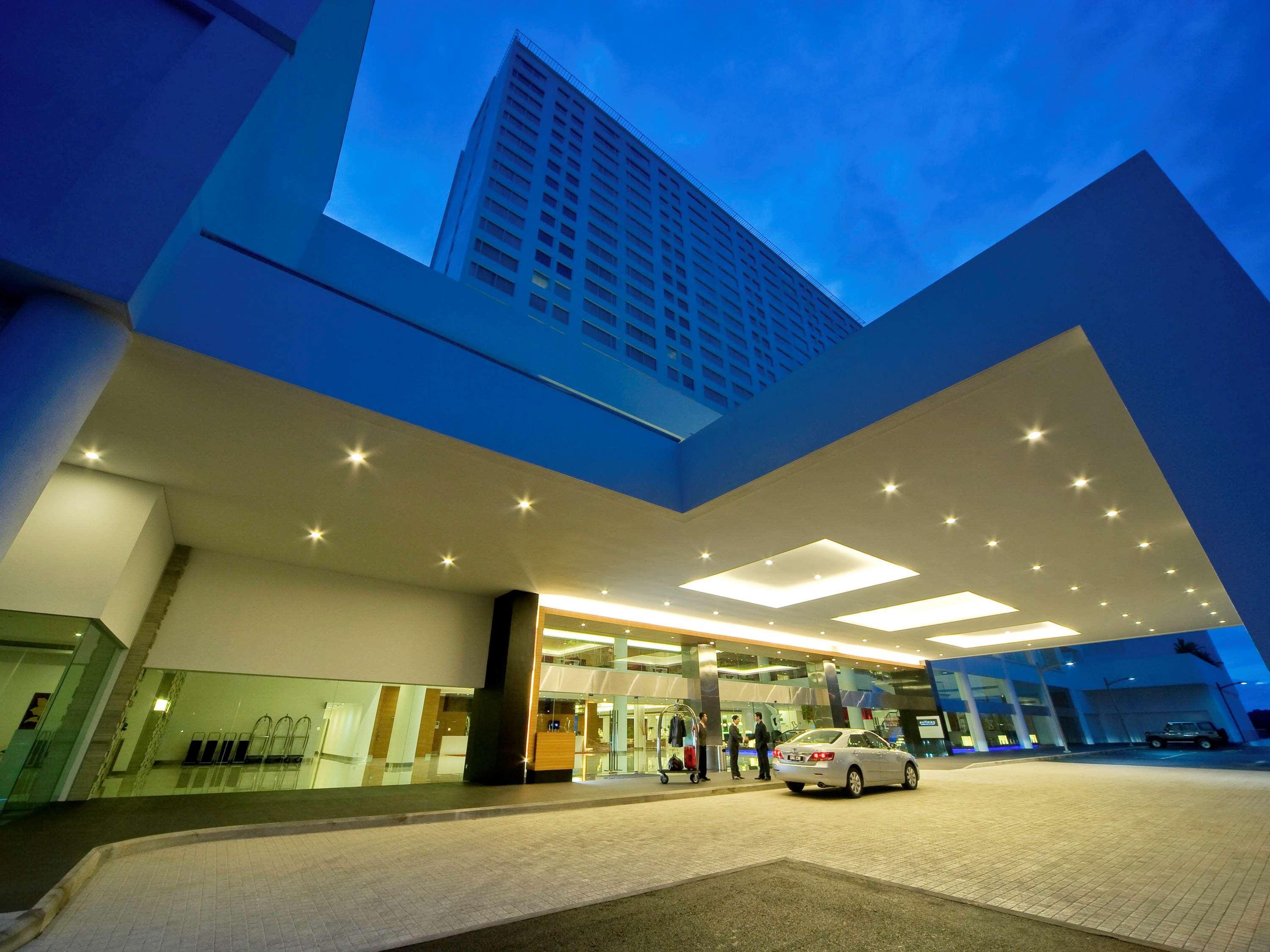 Pullman Kuching Hotel Exterior foto The hotel's main entrance