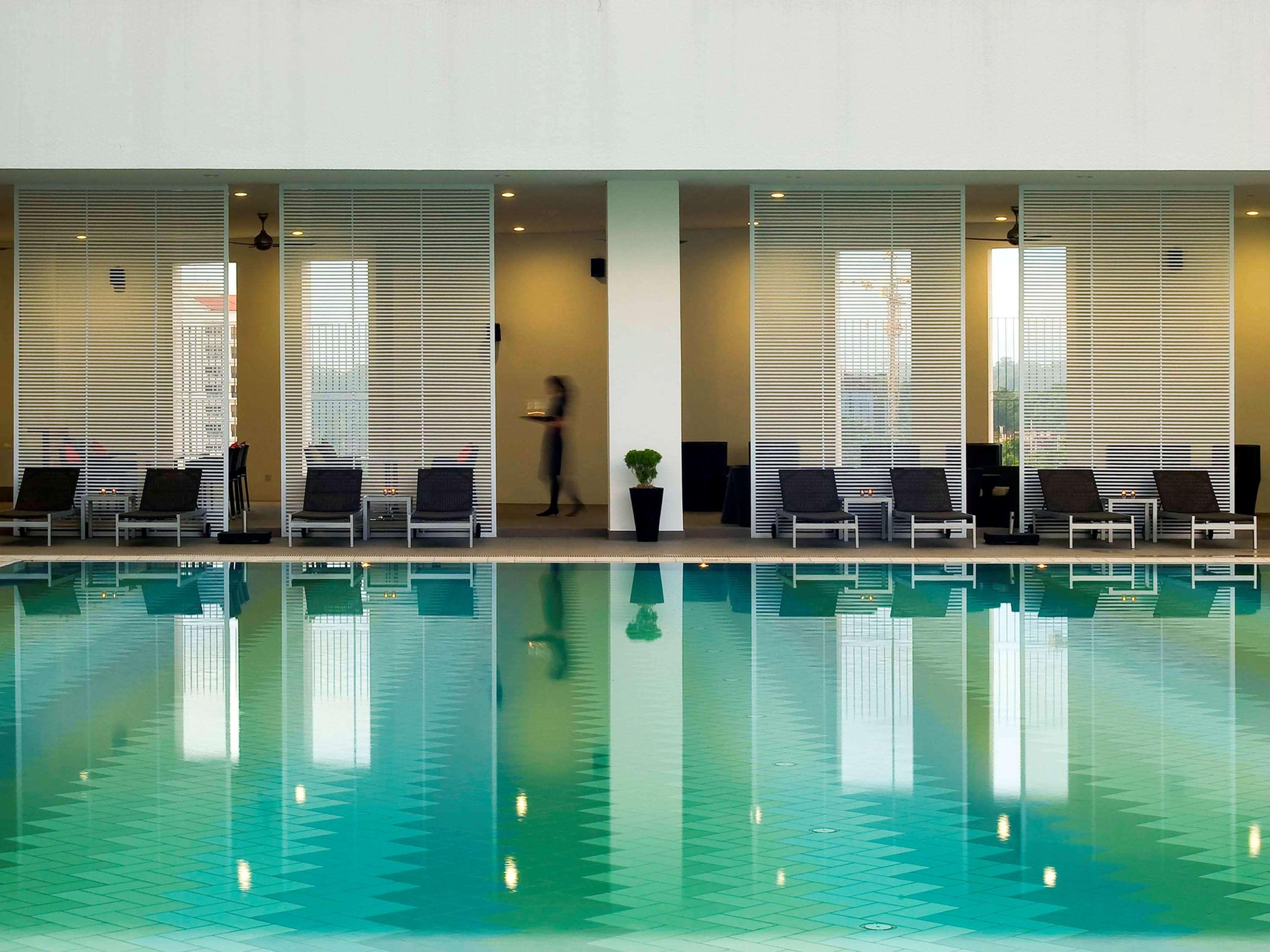 Pullman Kuching Hotel Exterior foto The swimming pool at the hotel