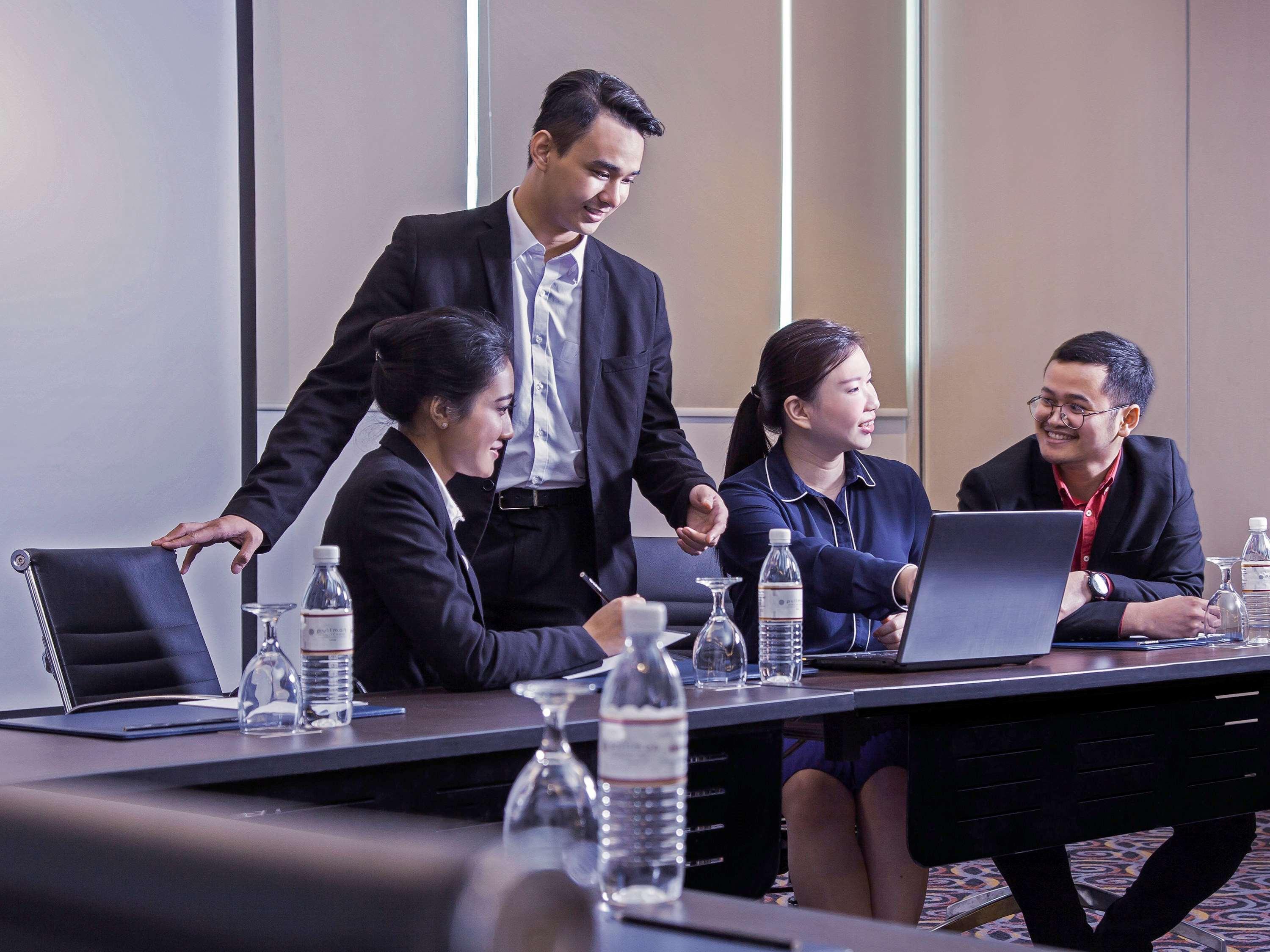 Pullman Kuching Hotel Exterior foto A meeting in progress
