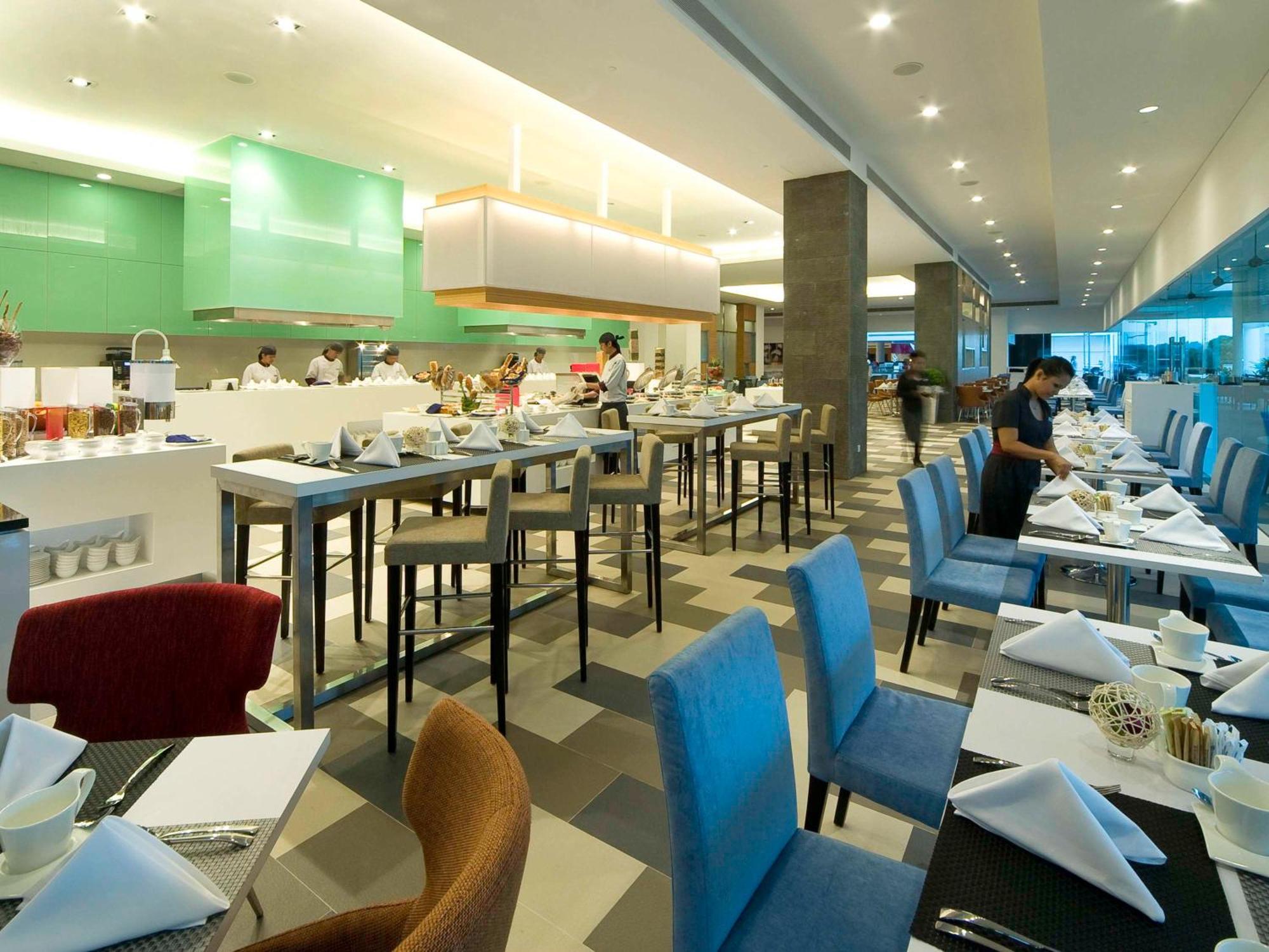Pullman Kuching Hotel Exterior foto The buffet at the lobby