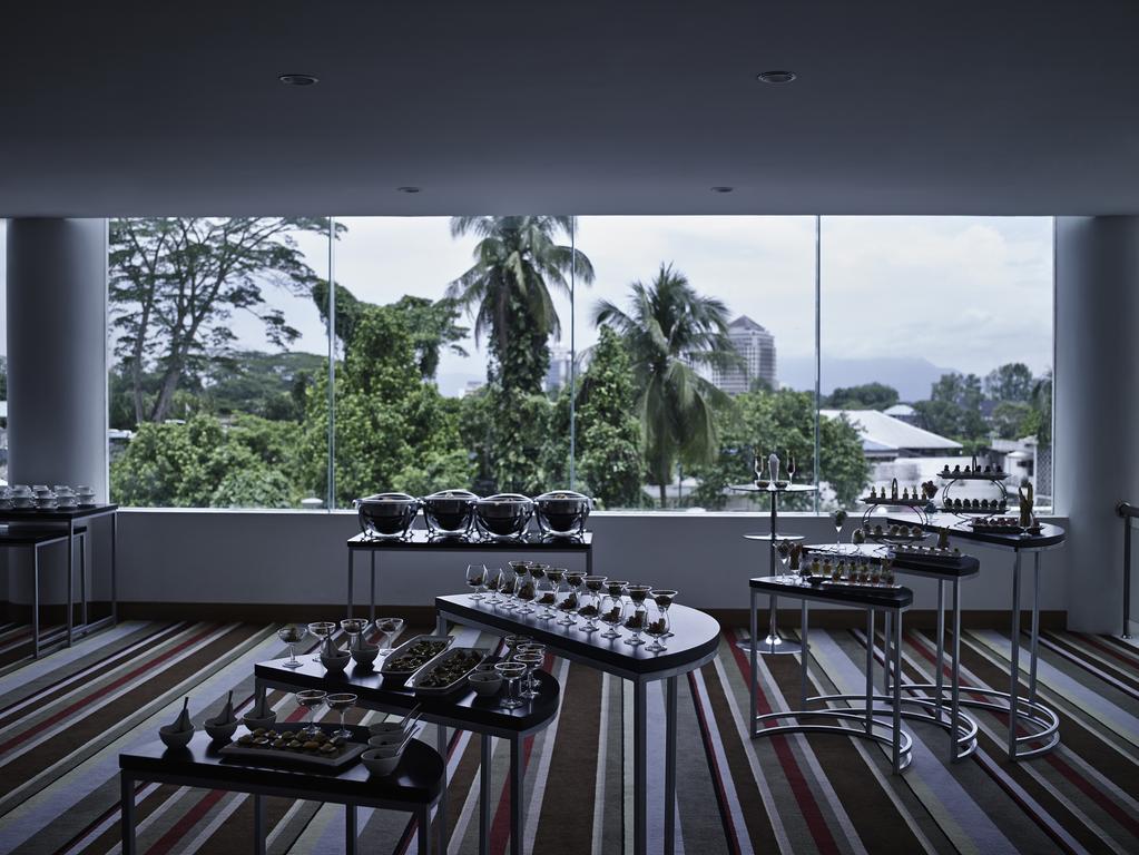 Pullman Kuching Hotel Exterior foto The interior of the restaurant