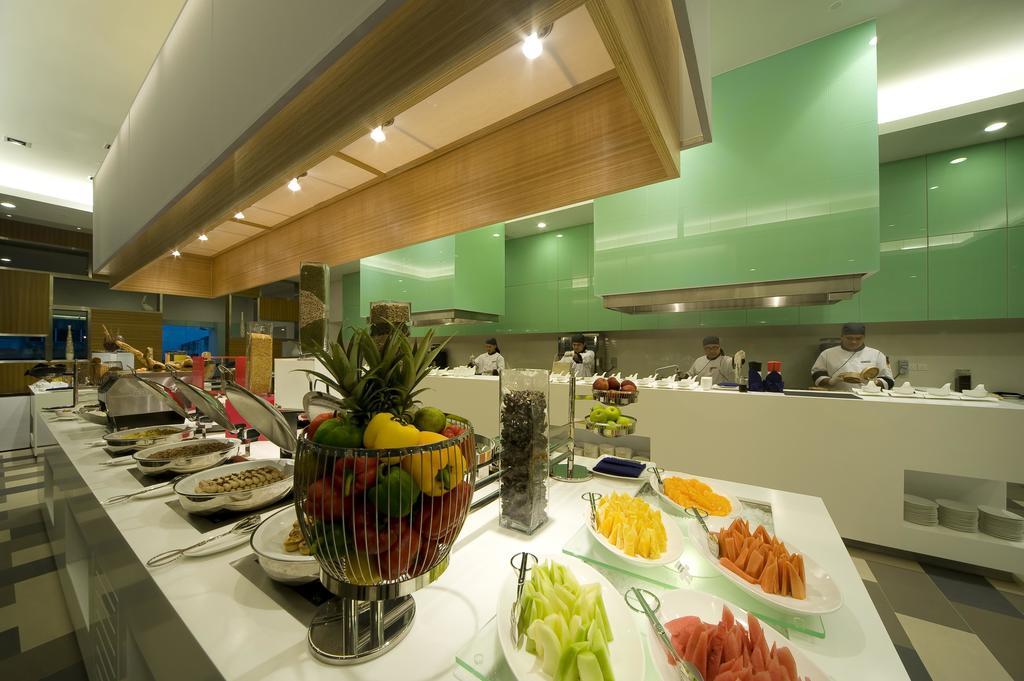 Pullman Kuching Hotel Restaurante foto A buffet at a hotel