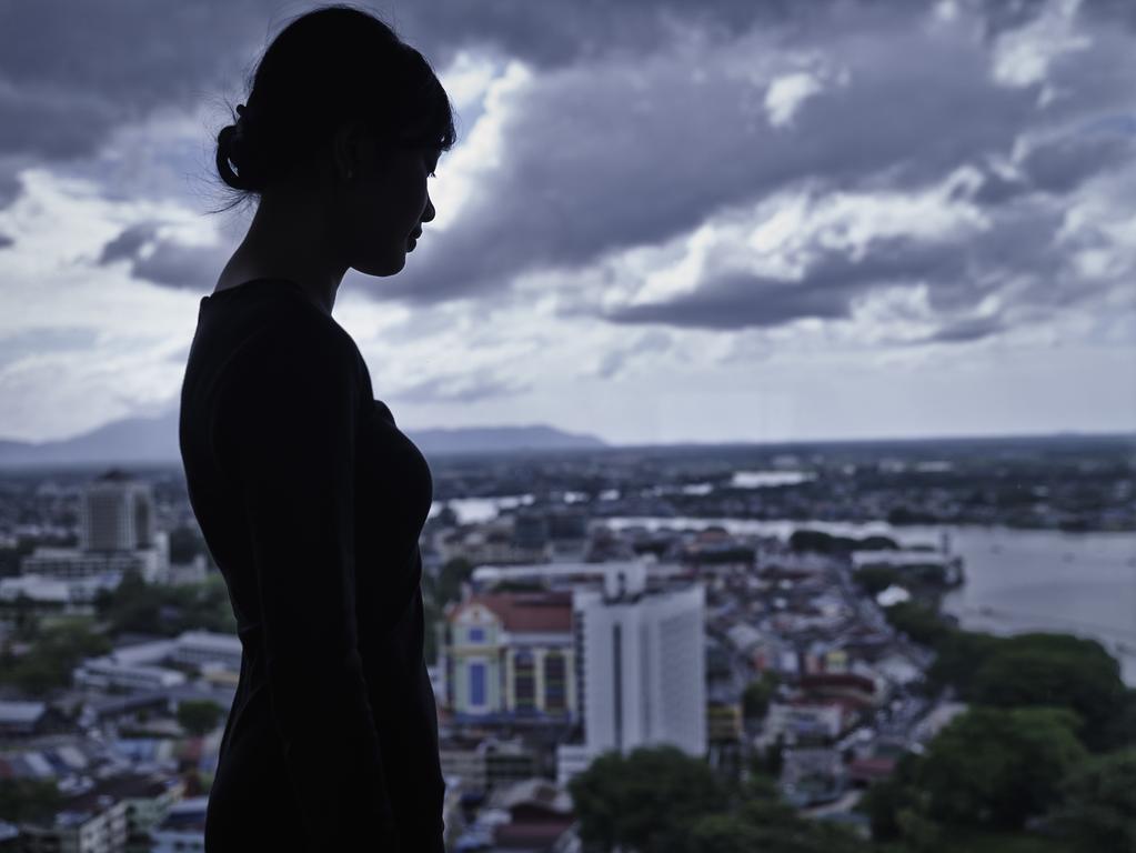 Pullman Kuching Hotel Exterior foto A woman in silhouette