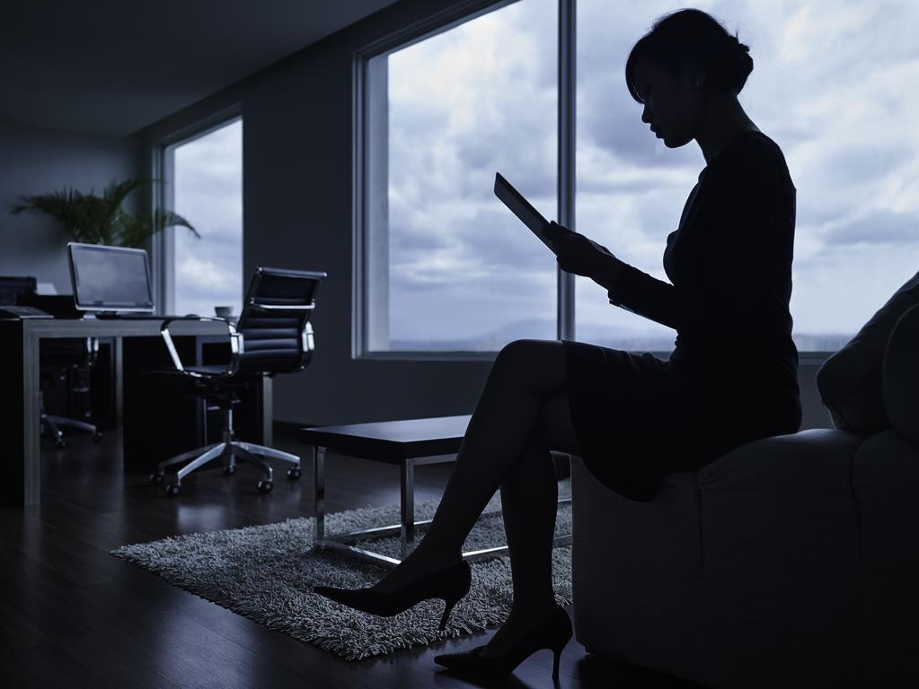 Pullman Kuching Hotel Exterior foto A woman working in a dark office