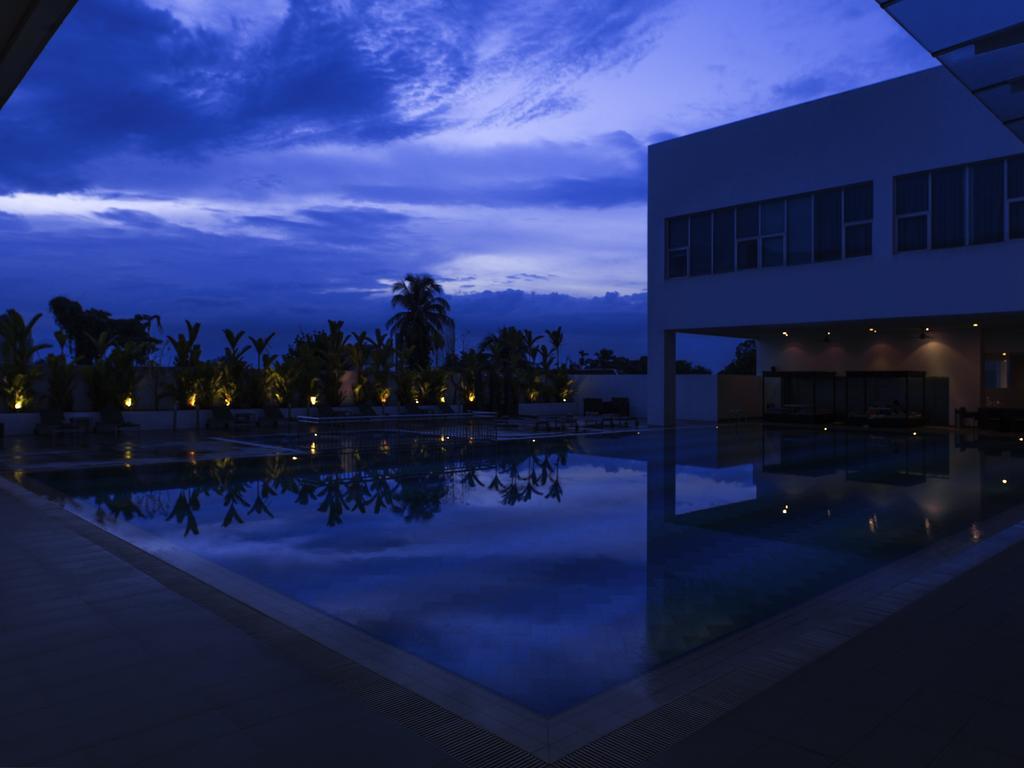 Pullman Kuching Hotel Exterior foto The pool at the hotel