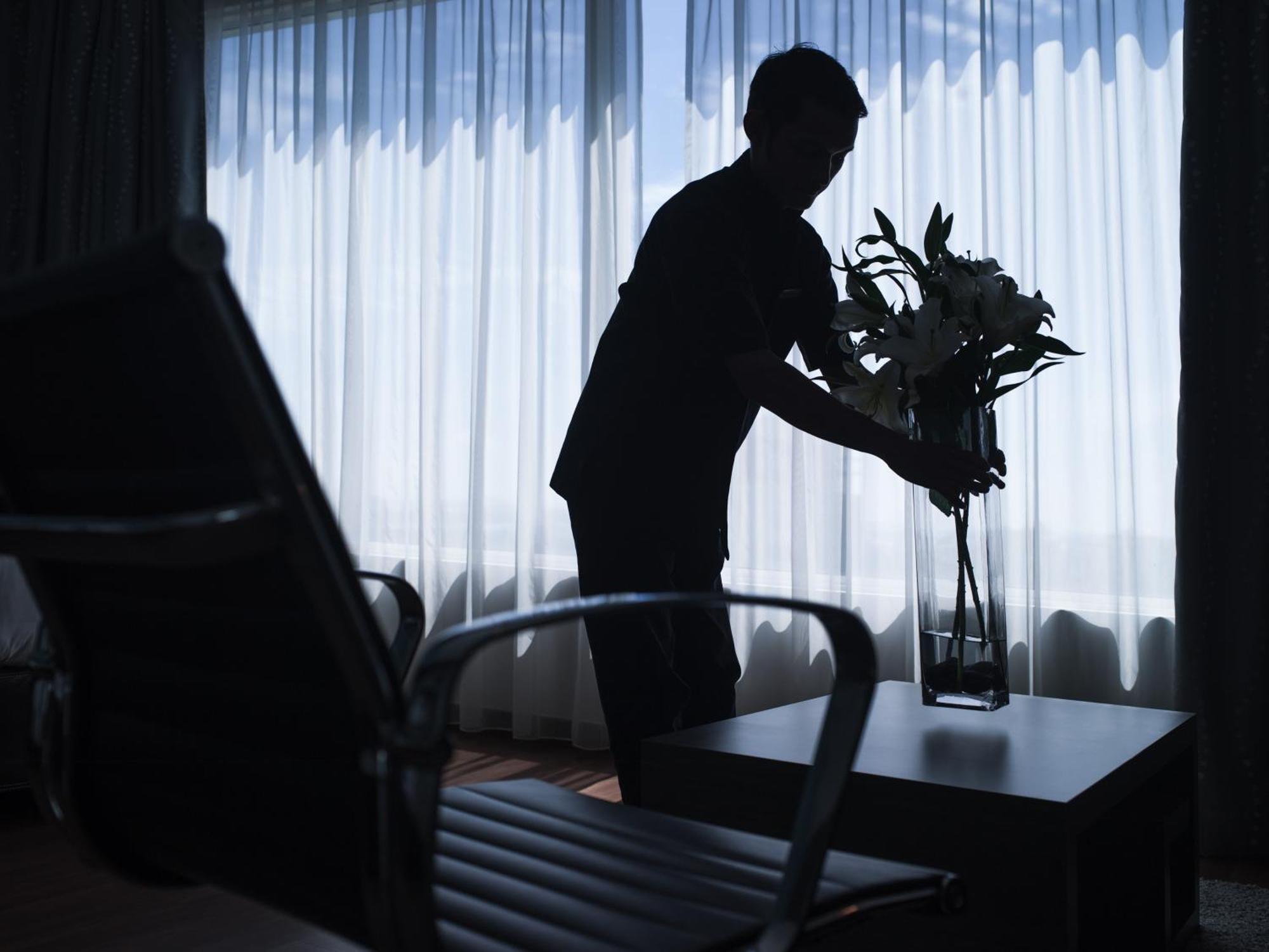 Pullman Kuching Hotel Exterior foto A chambermaid at work